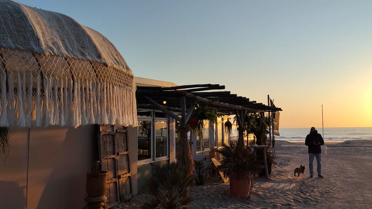 Thumbnail image promoting 4K video capability of the Fairphone Gen. 6, showing a hut by the beach with a man and a dog