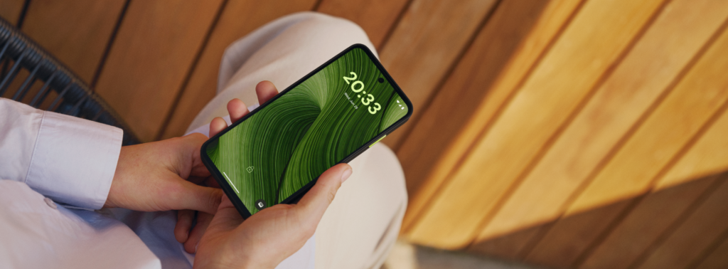 A female hand holds the new Fairphone (Gen. 6)